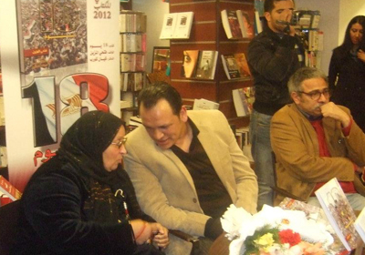 الكاتب فتحي المزين يتوسط وزير الثقافة السابق ووالدة الشهيد خالد سعيد